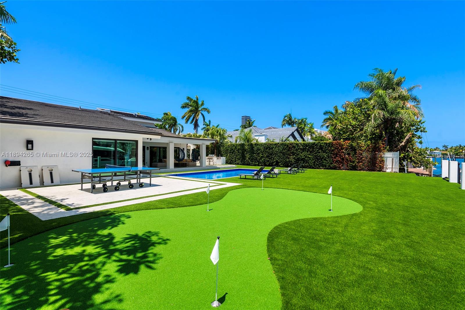 207 Holiday Dr Hallandale Beach, FL 33009