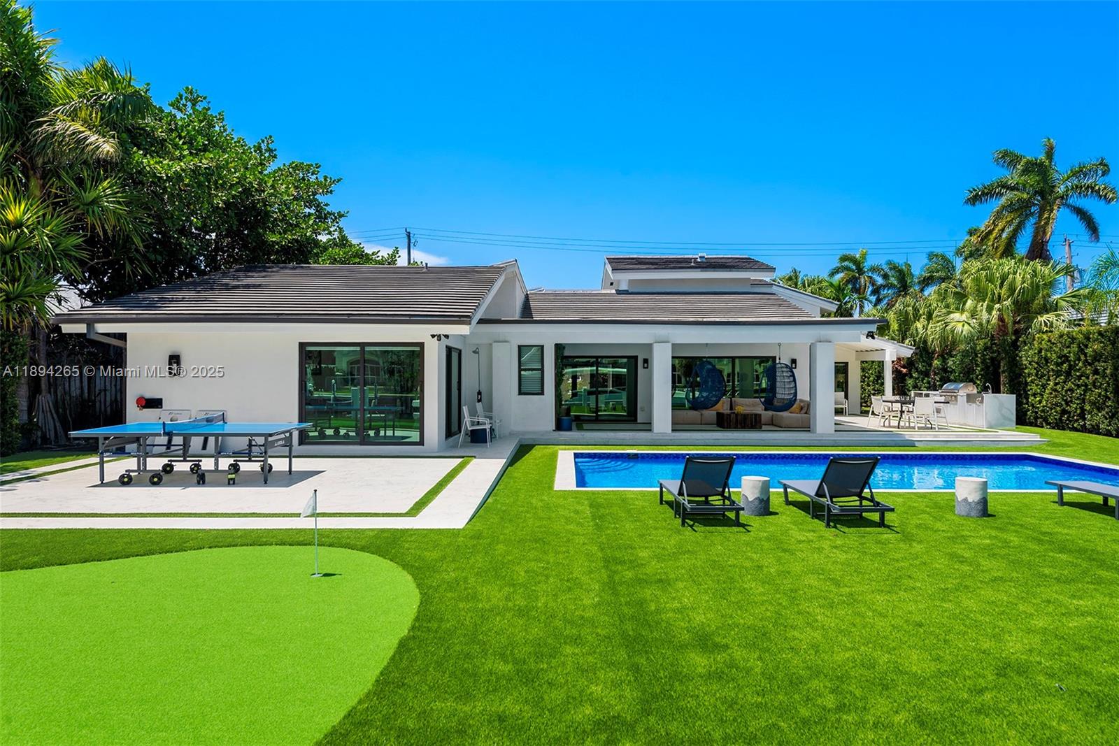 207 Holiday Dr Hallandale Beach, FL 33009