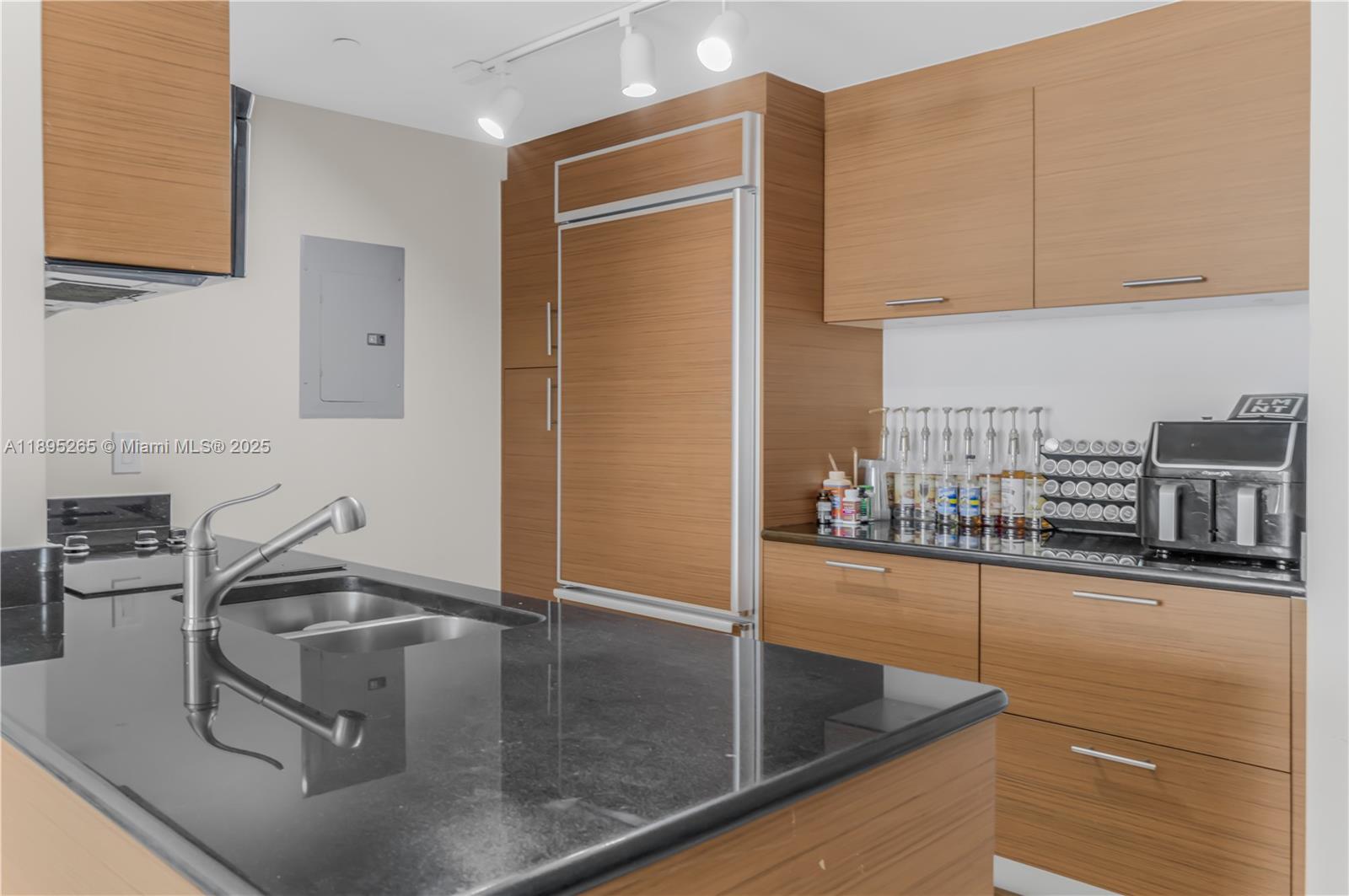 image 50 Biscayne Condominium3