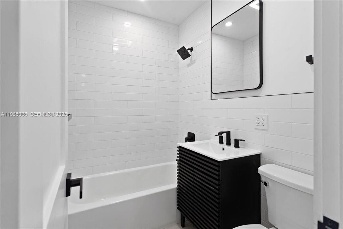 3260 NW 9th St Miami, FL 33125