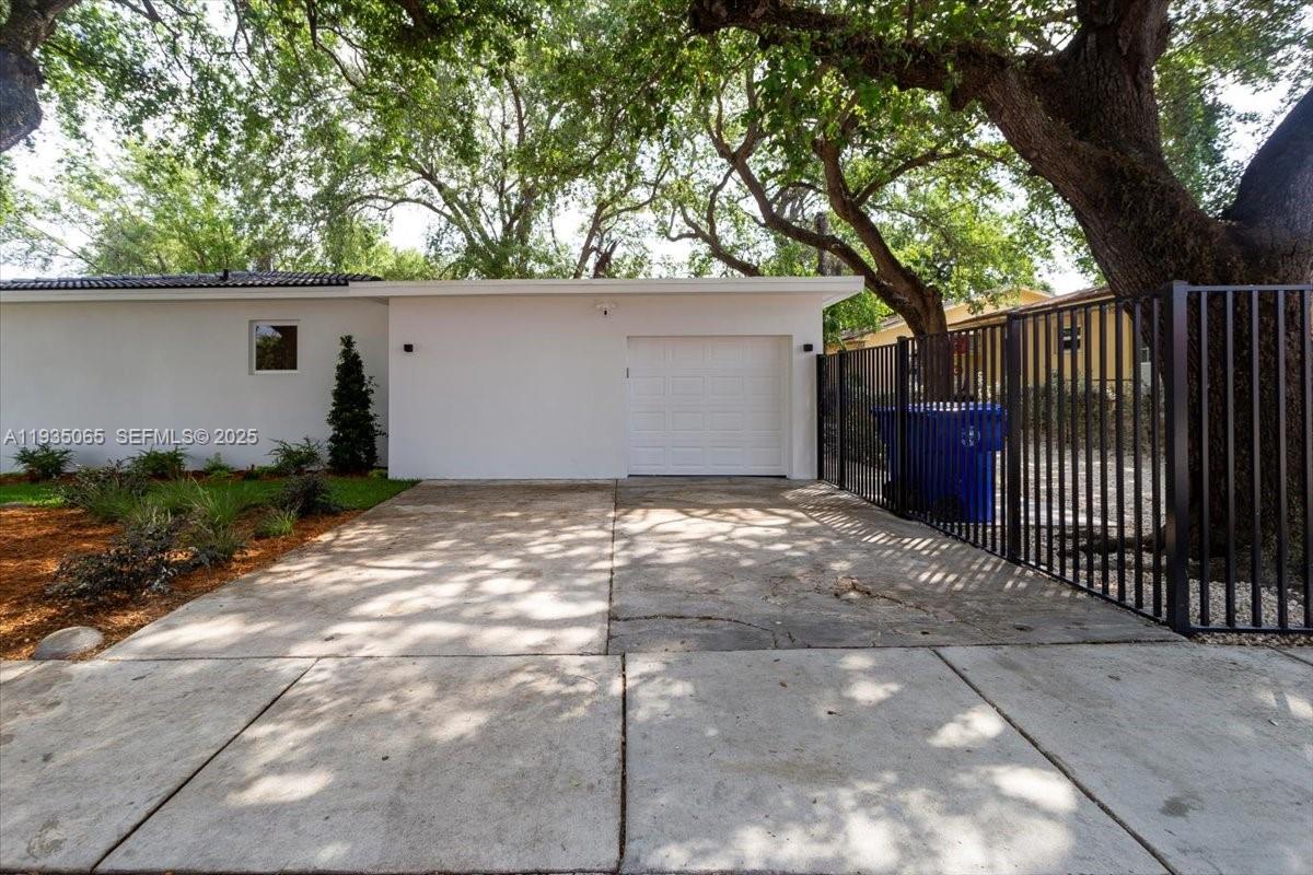 3260 NW 9th St Miami, FL 33125