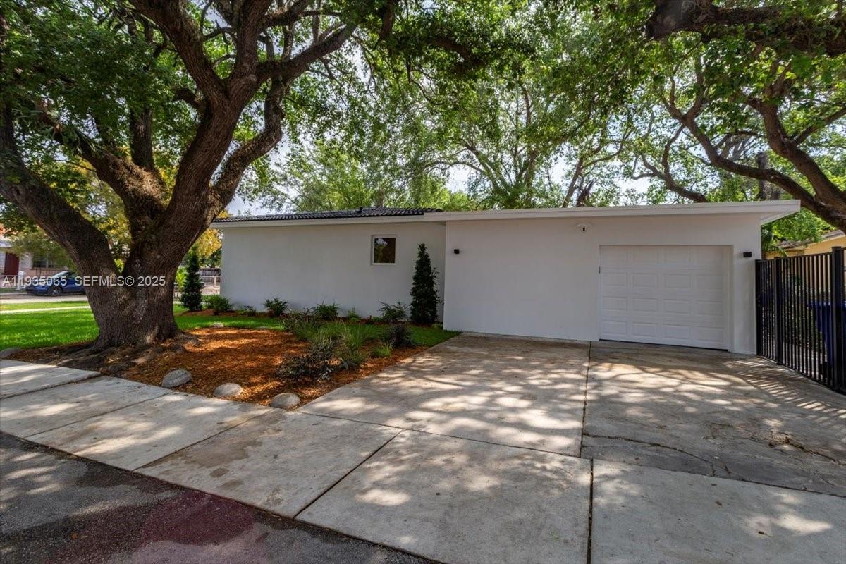 3260 NW 9th St Miami, FL 33125