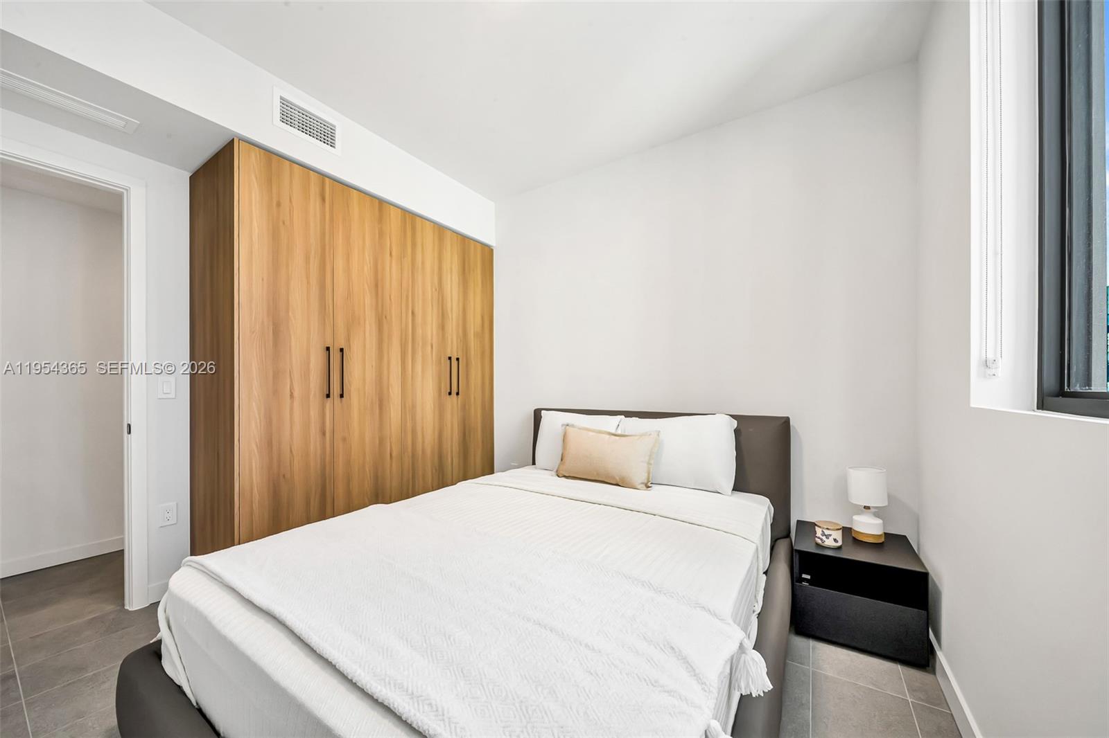 120 NE 5th #1608 Miami, FL 33143