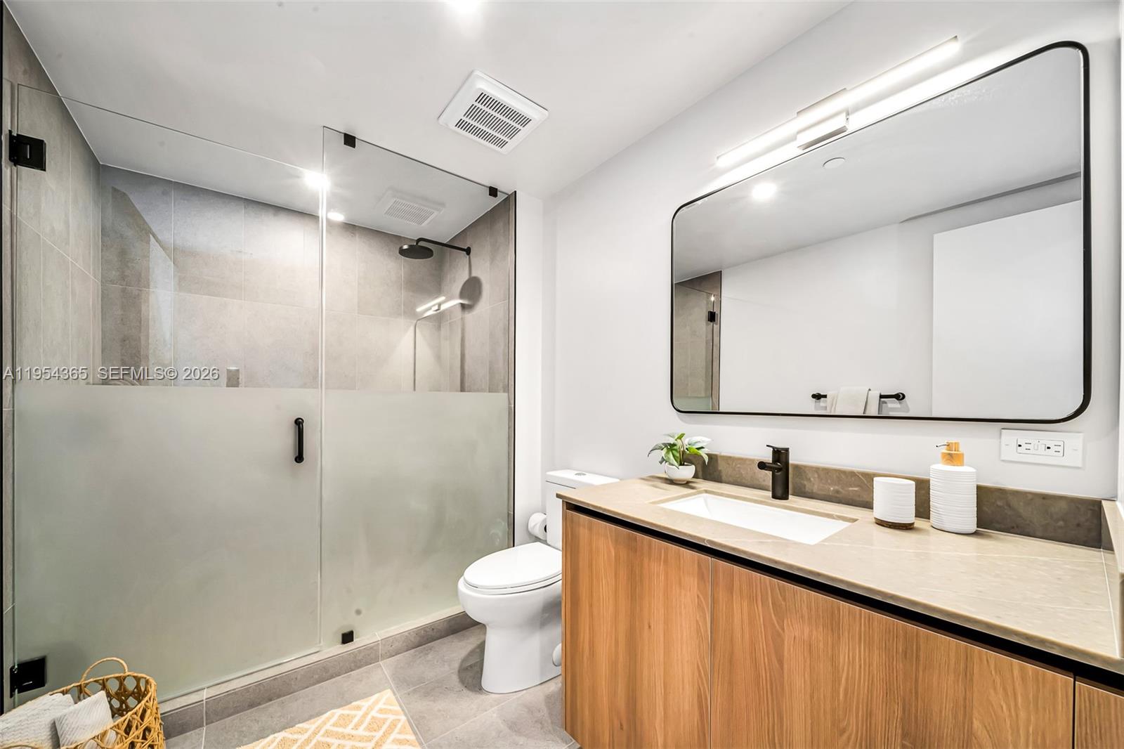 120 NE 5th #1608 Miami, FL 33143