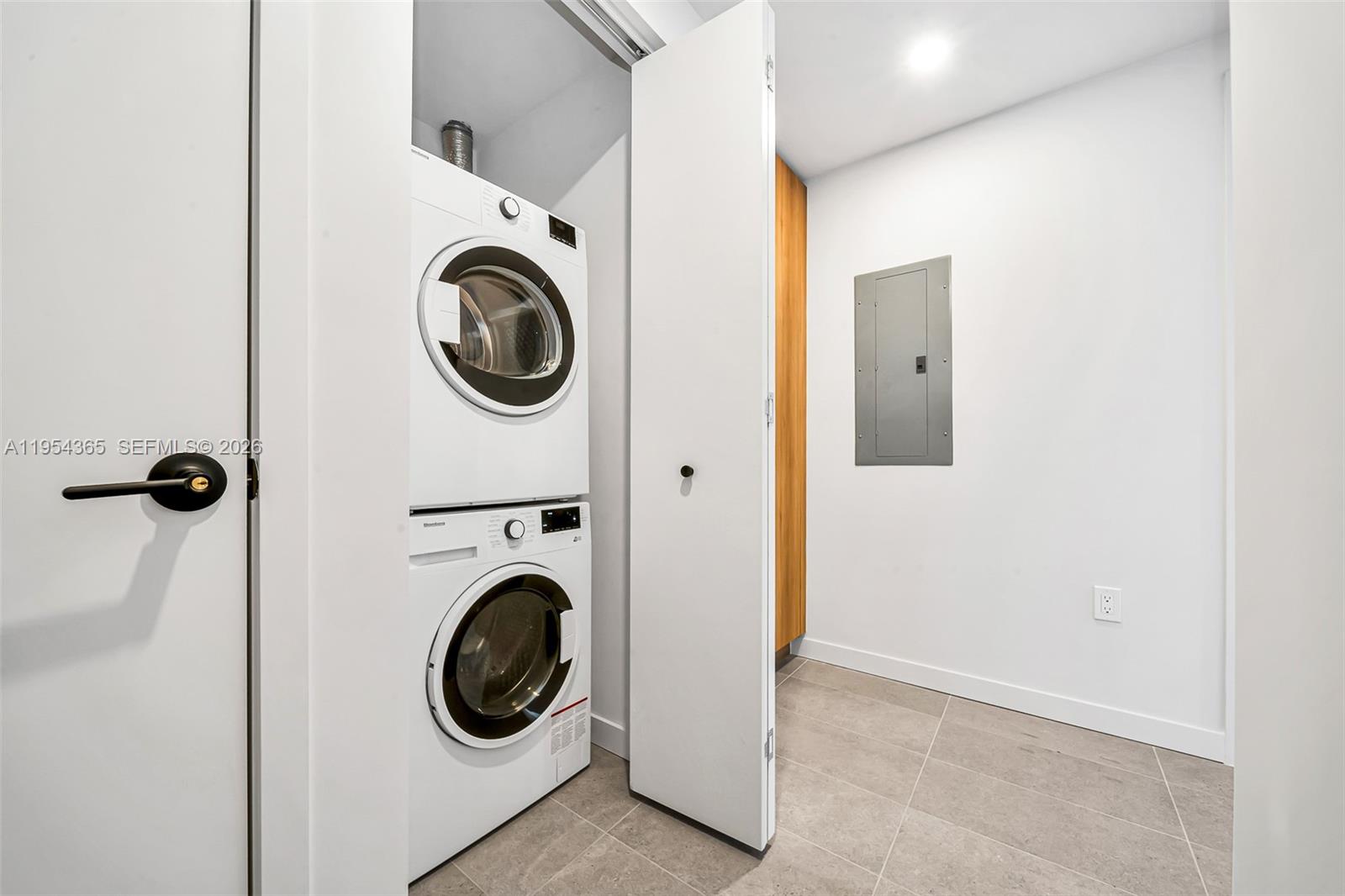 120 NE 5th #1608 Miami, FL 33143