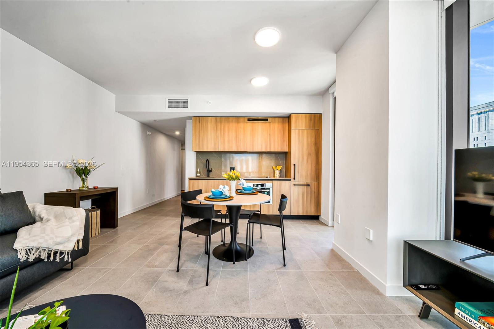 120 NE 5th #1608 Miami, FL 33143