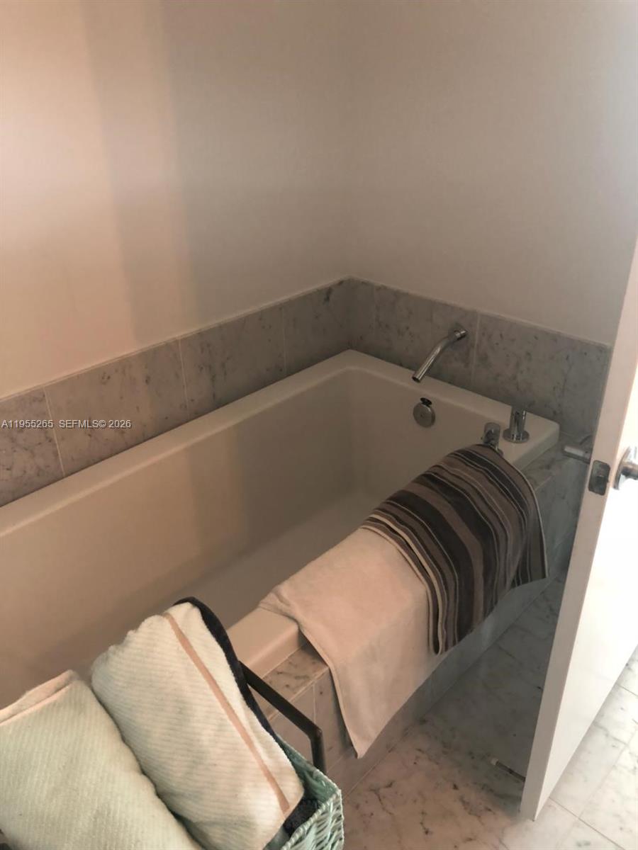 image Vizcayne South15