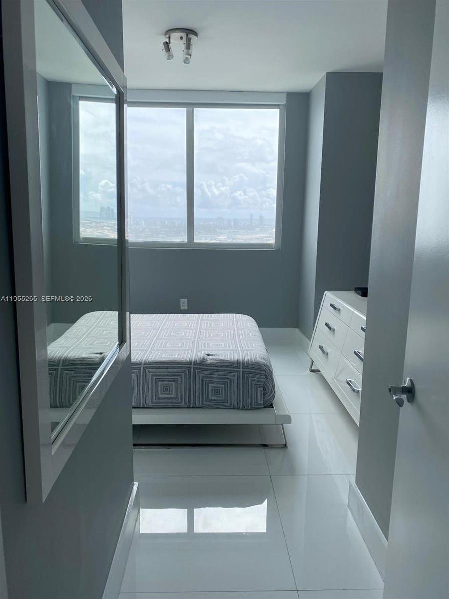 image Vizcayne South17