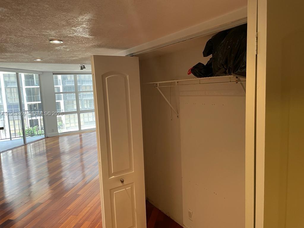 image Brickell Place I10