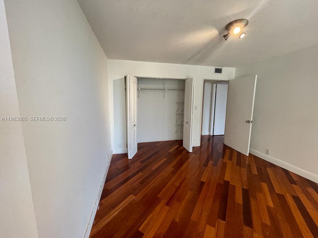 image Brickell Place I8