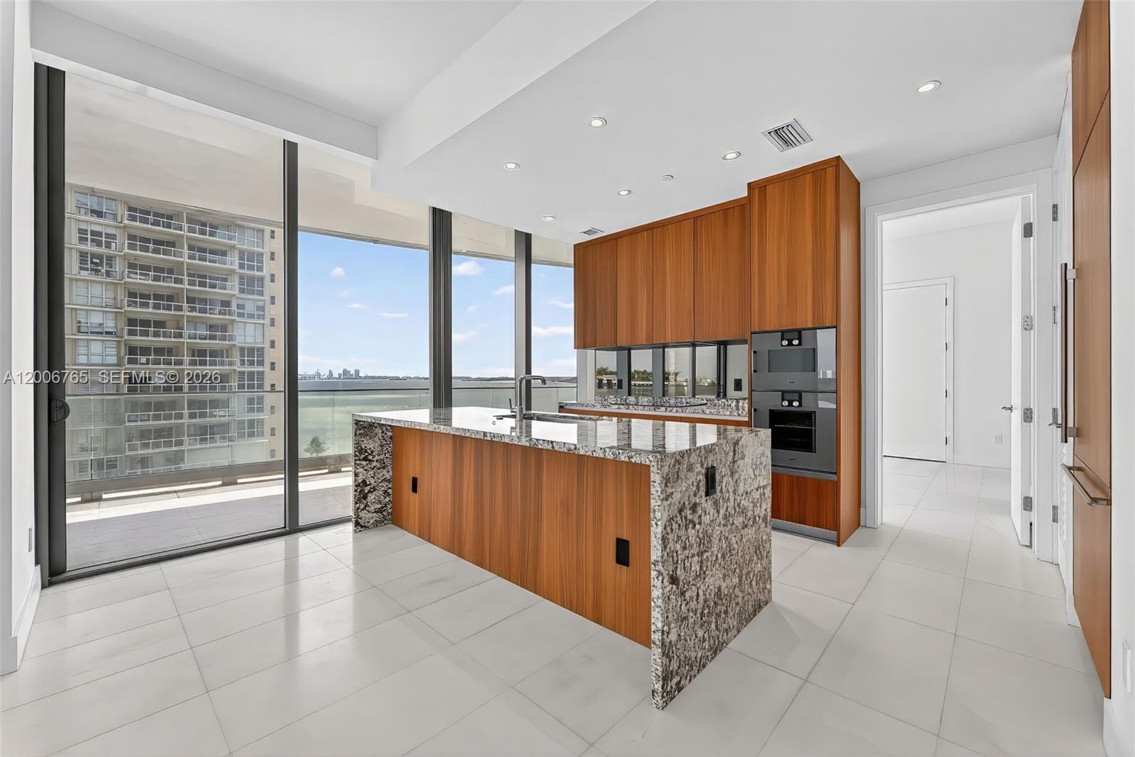 175 SE 25th Rd #604 Miami, FL 33129