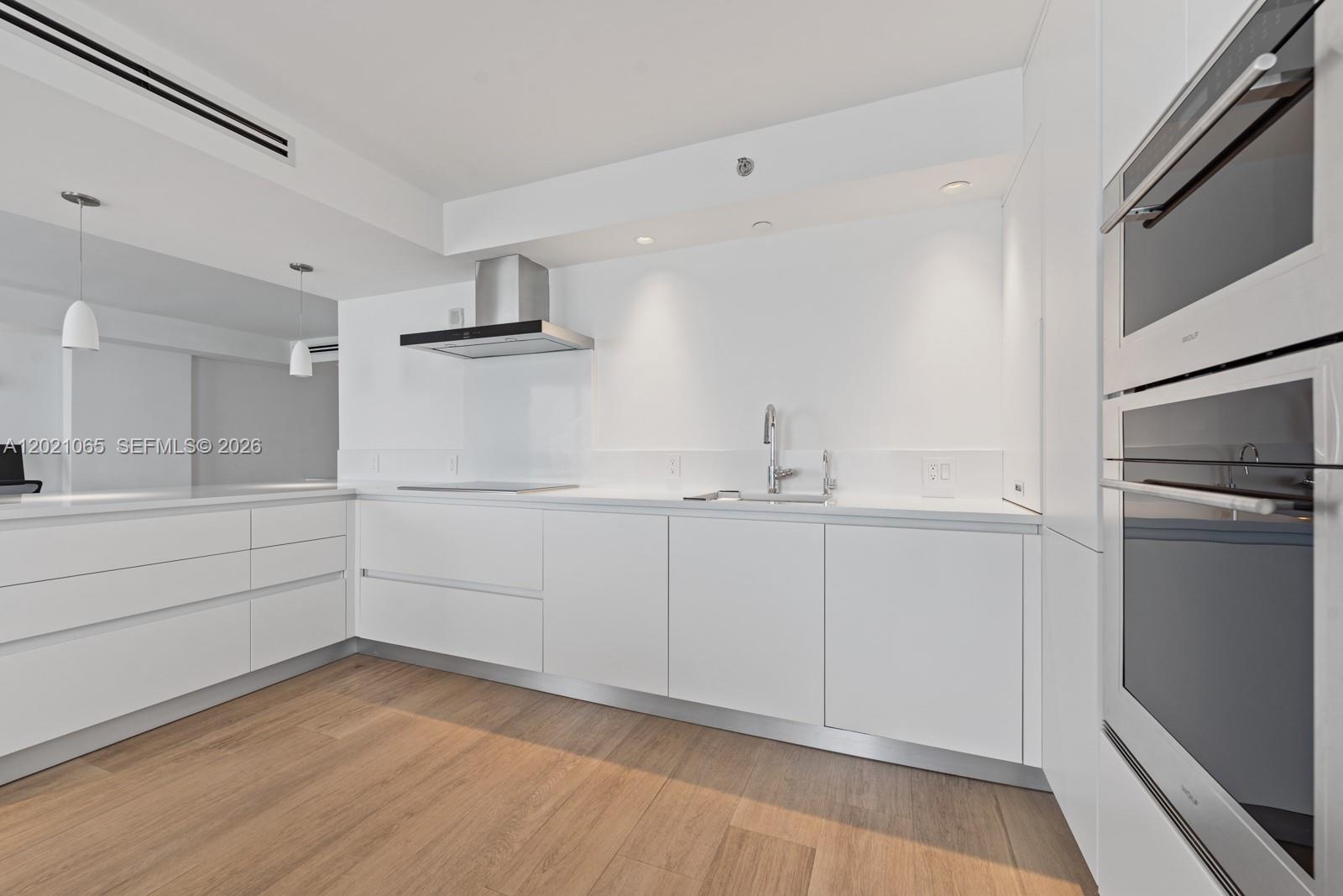 2457 Collins Ave #1703 Miami Beach, FL 33140