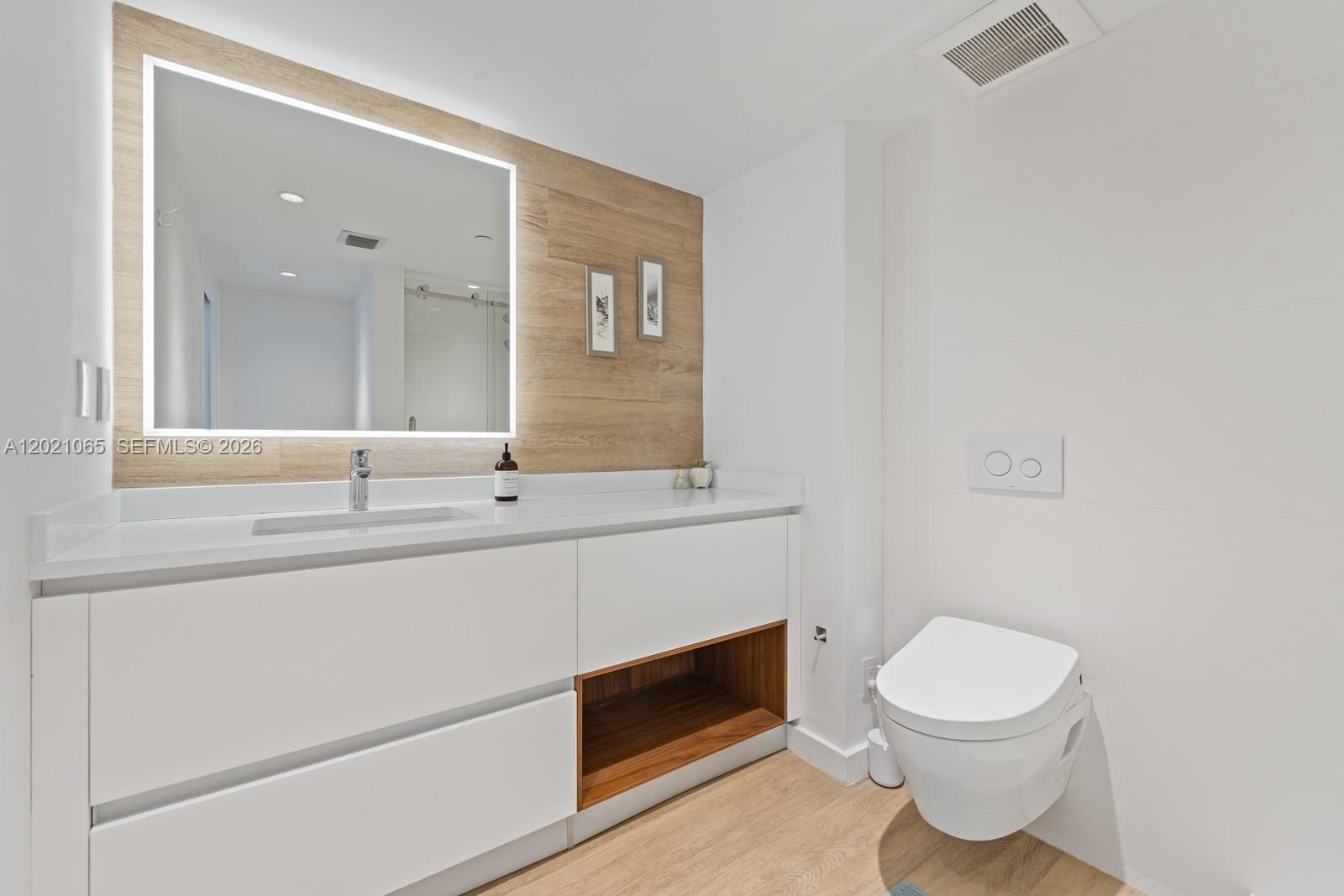 2457 Collins Ave #1703 Miami Beach, FL 33140