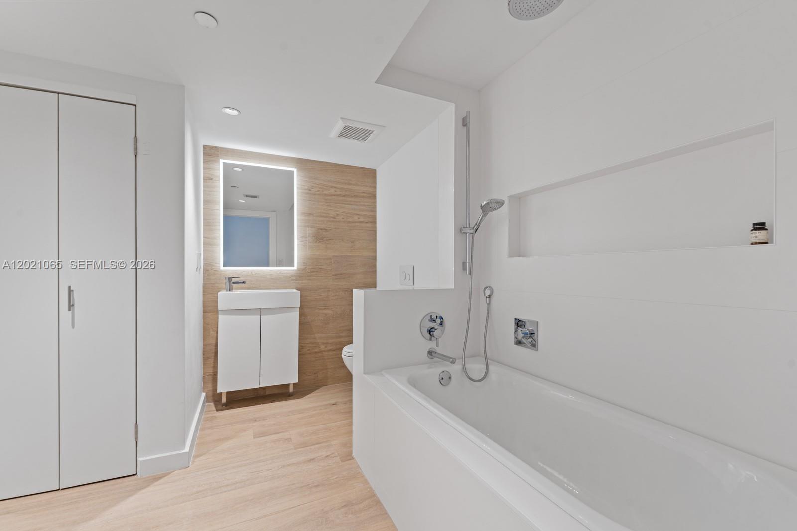 2457 Collins Ave #1703 Miami Beach, FL 33140