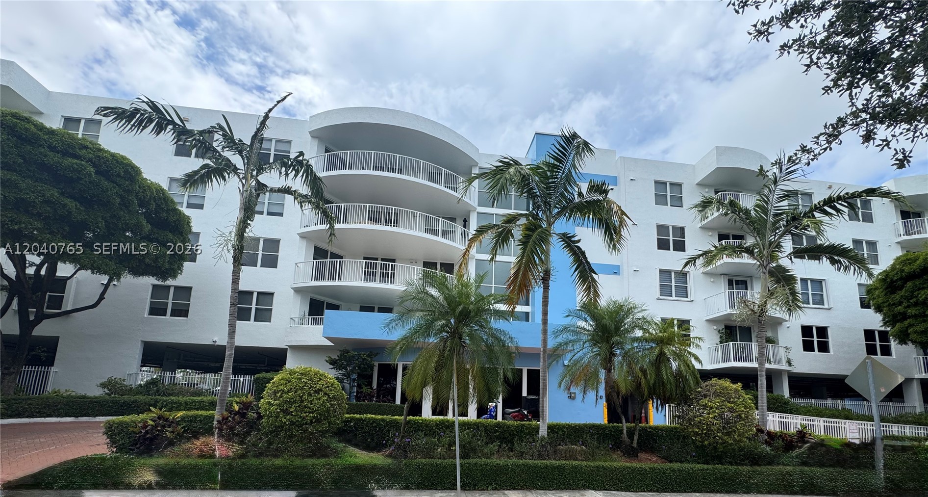 1555 N Treasure Dr #313