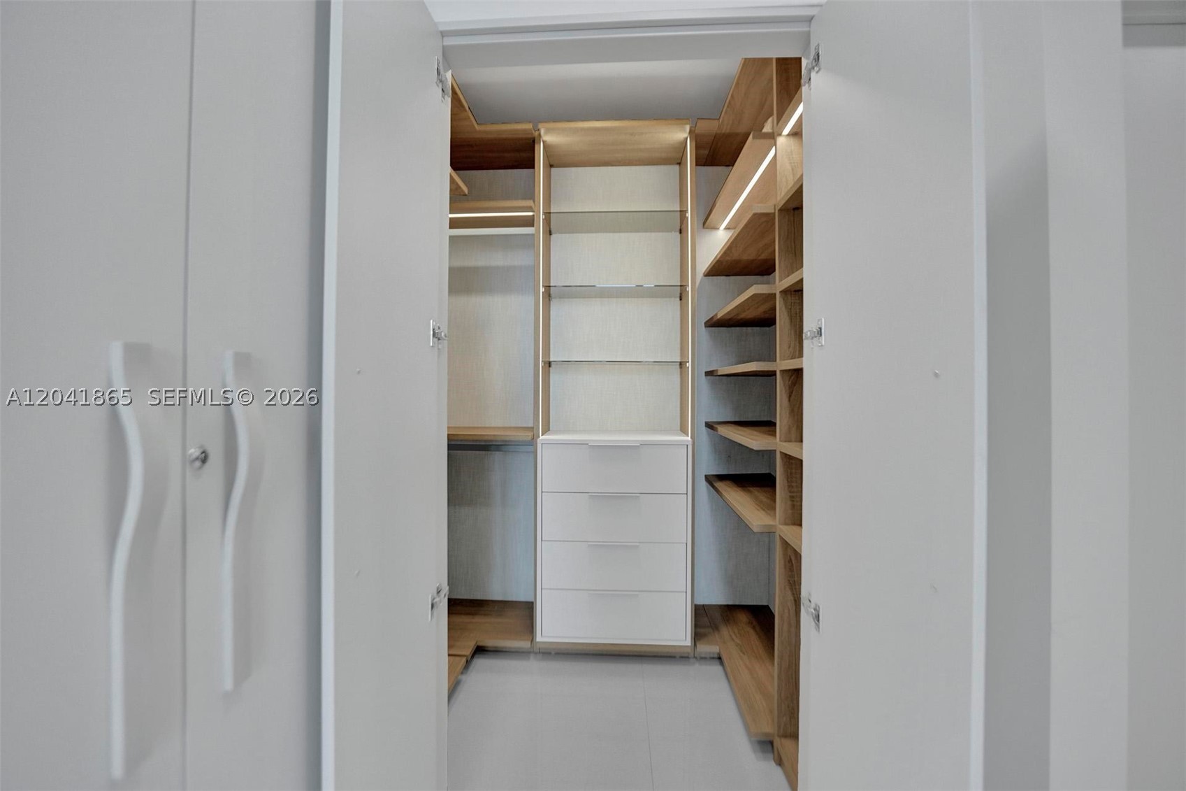 950 Brickell Bay Dr #5608 Miami, FL 33131