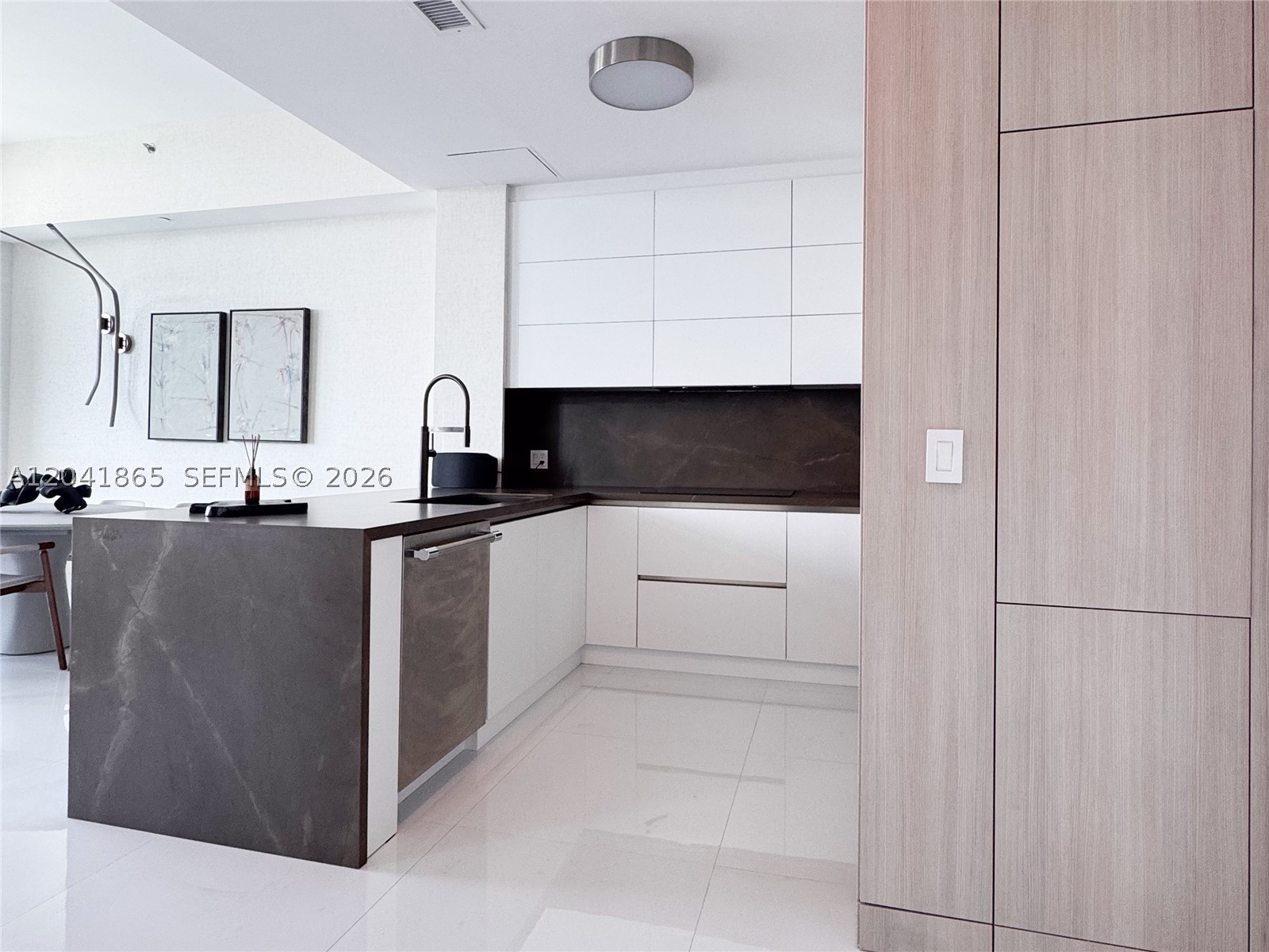 950 Brickell Bay Dr #5608 Miami, FL 33131