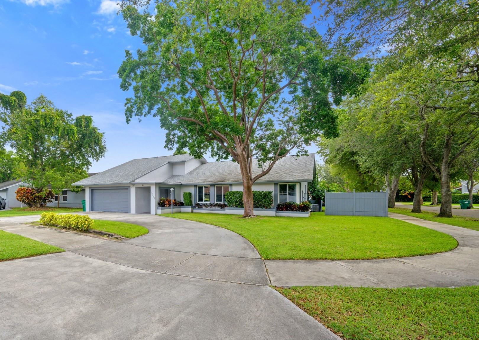 10115 E Calusa Clb Dr
