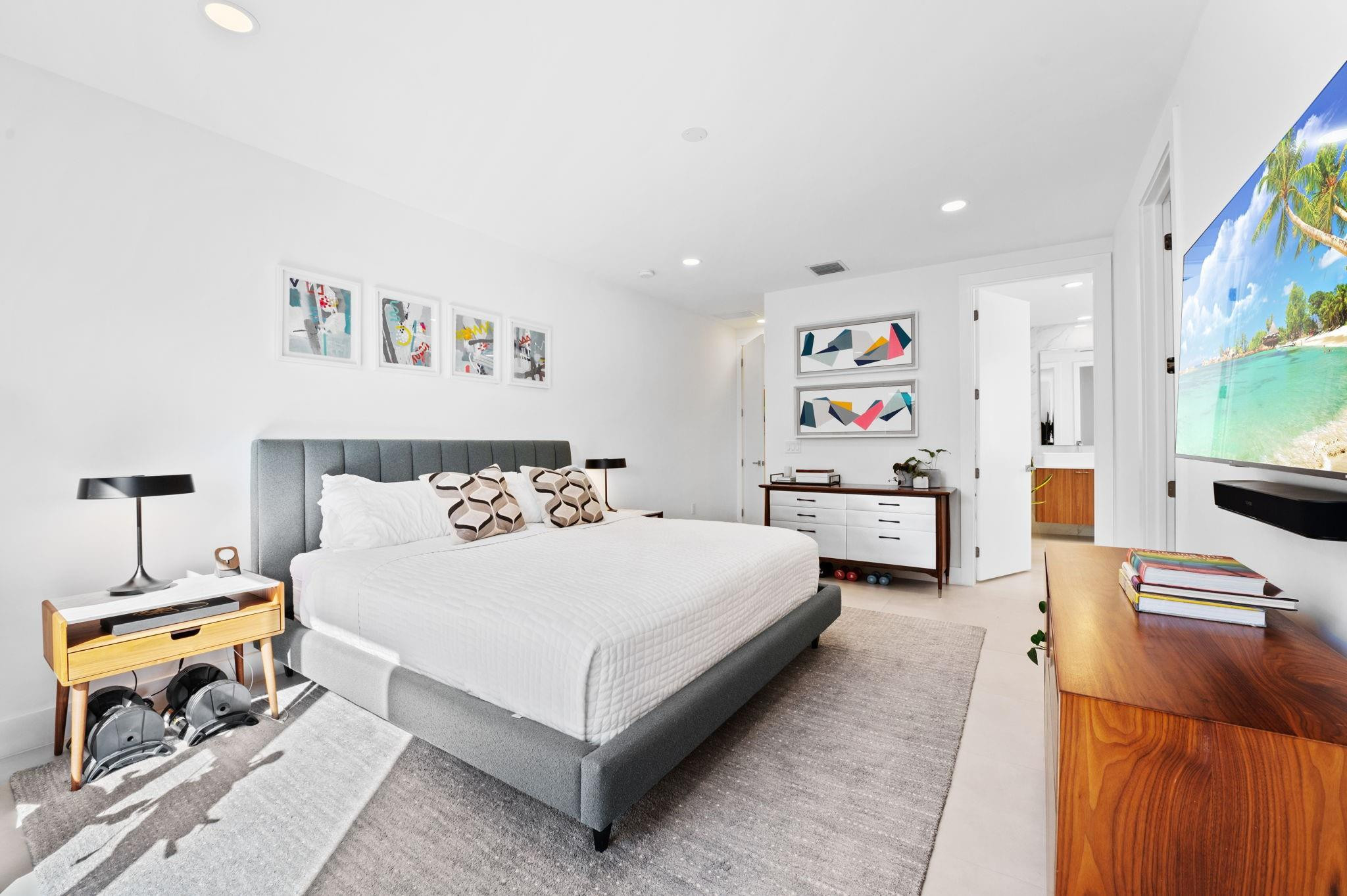 907 NE 16th Fort Lauderdale, FL 33304