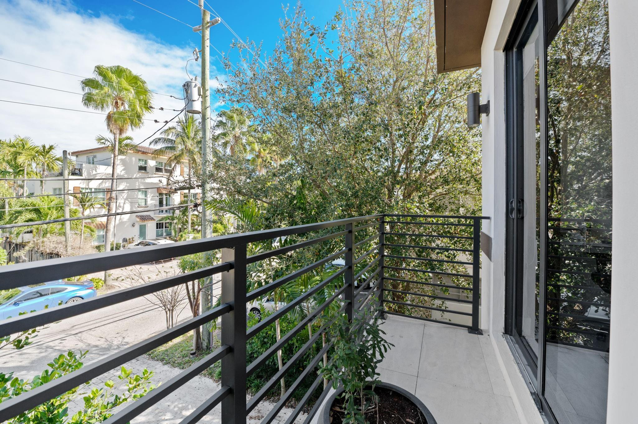 907 NE 16th Fort Lauderdale, FL 33304