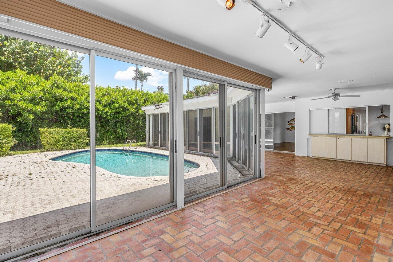 11991 Lake Shr Pl North Palm Beach, FL 33408