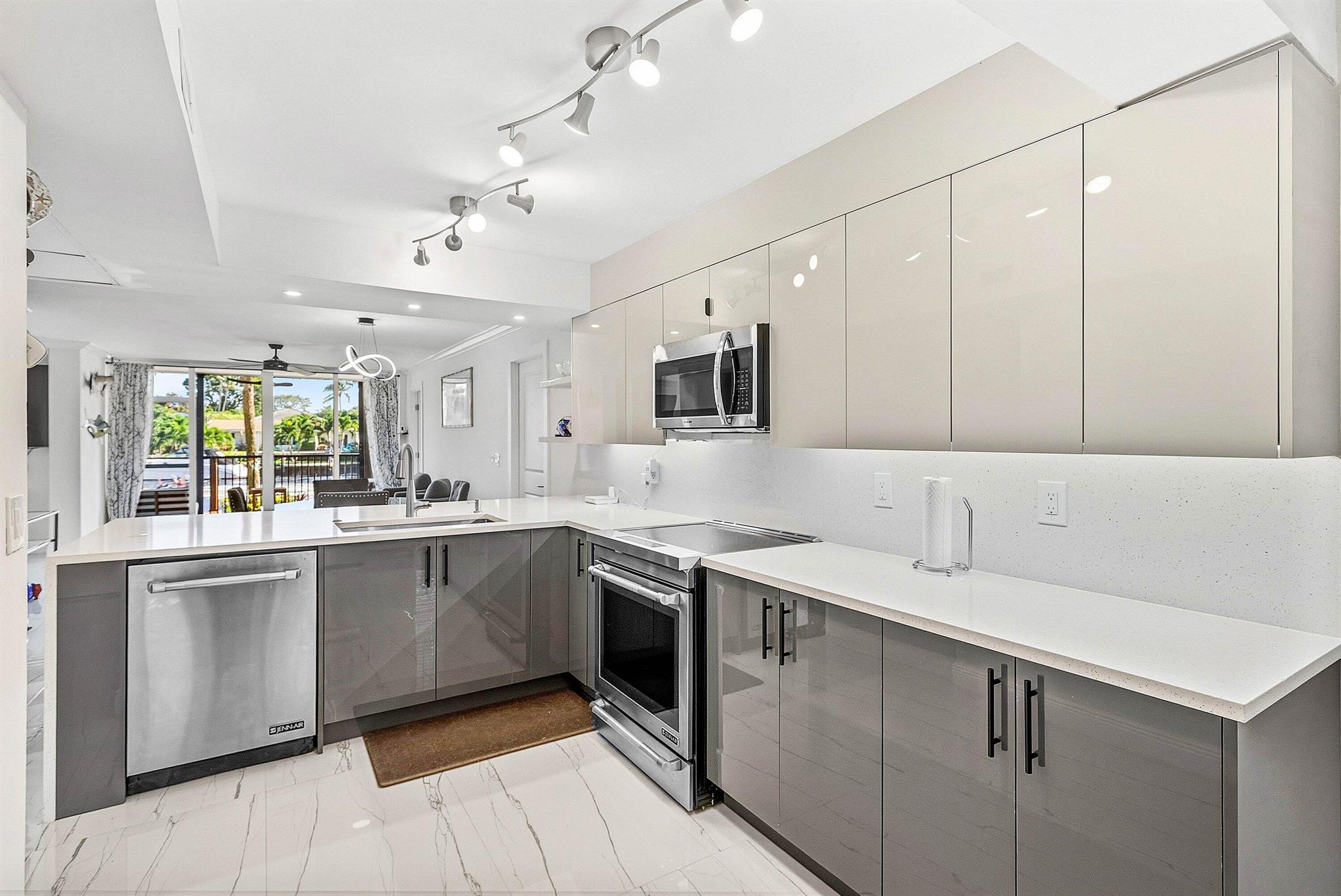 18 Royal Palm Way #109