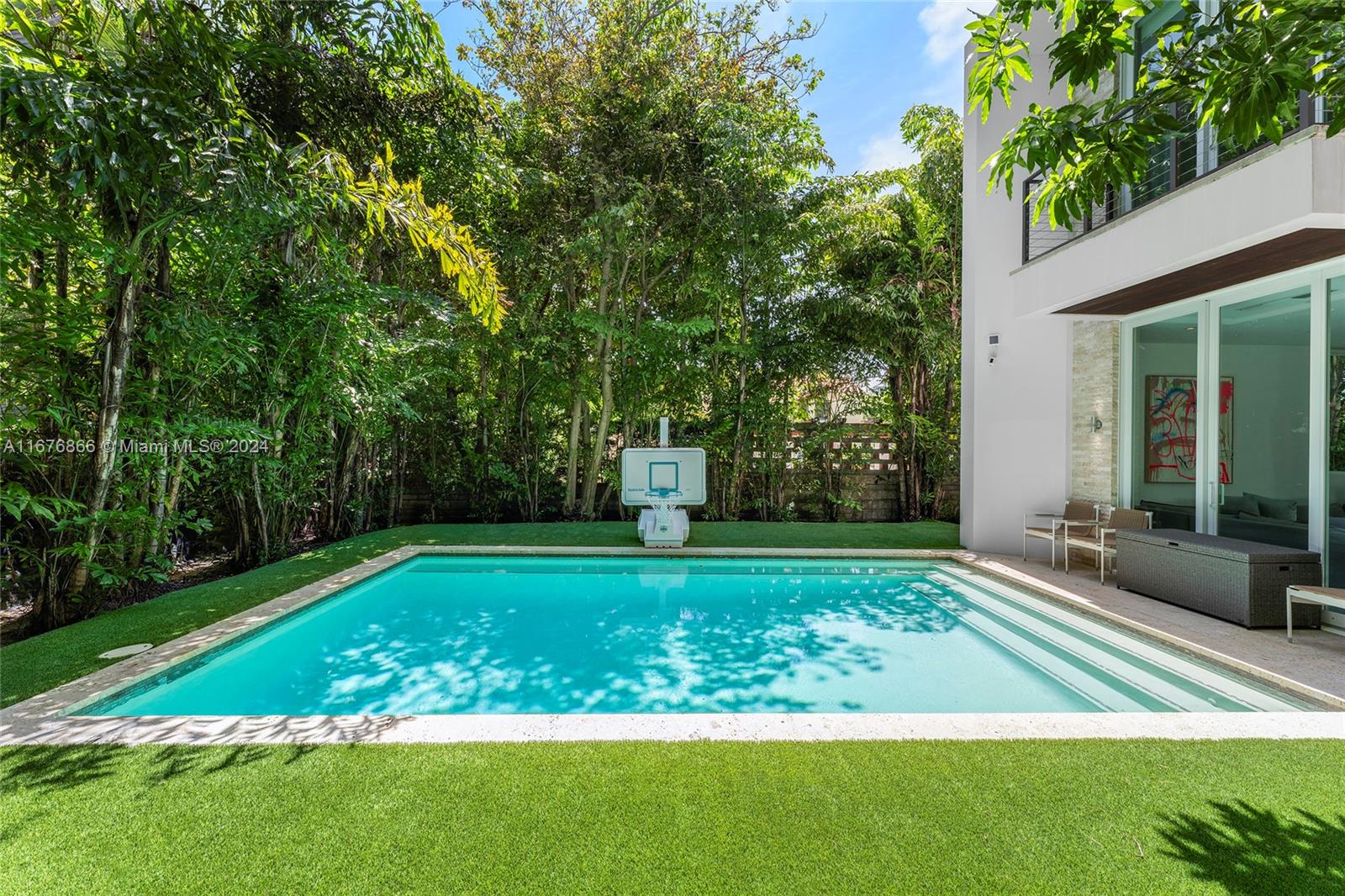 335 W 46th St,Miami Beach, FL 33140