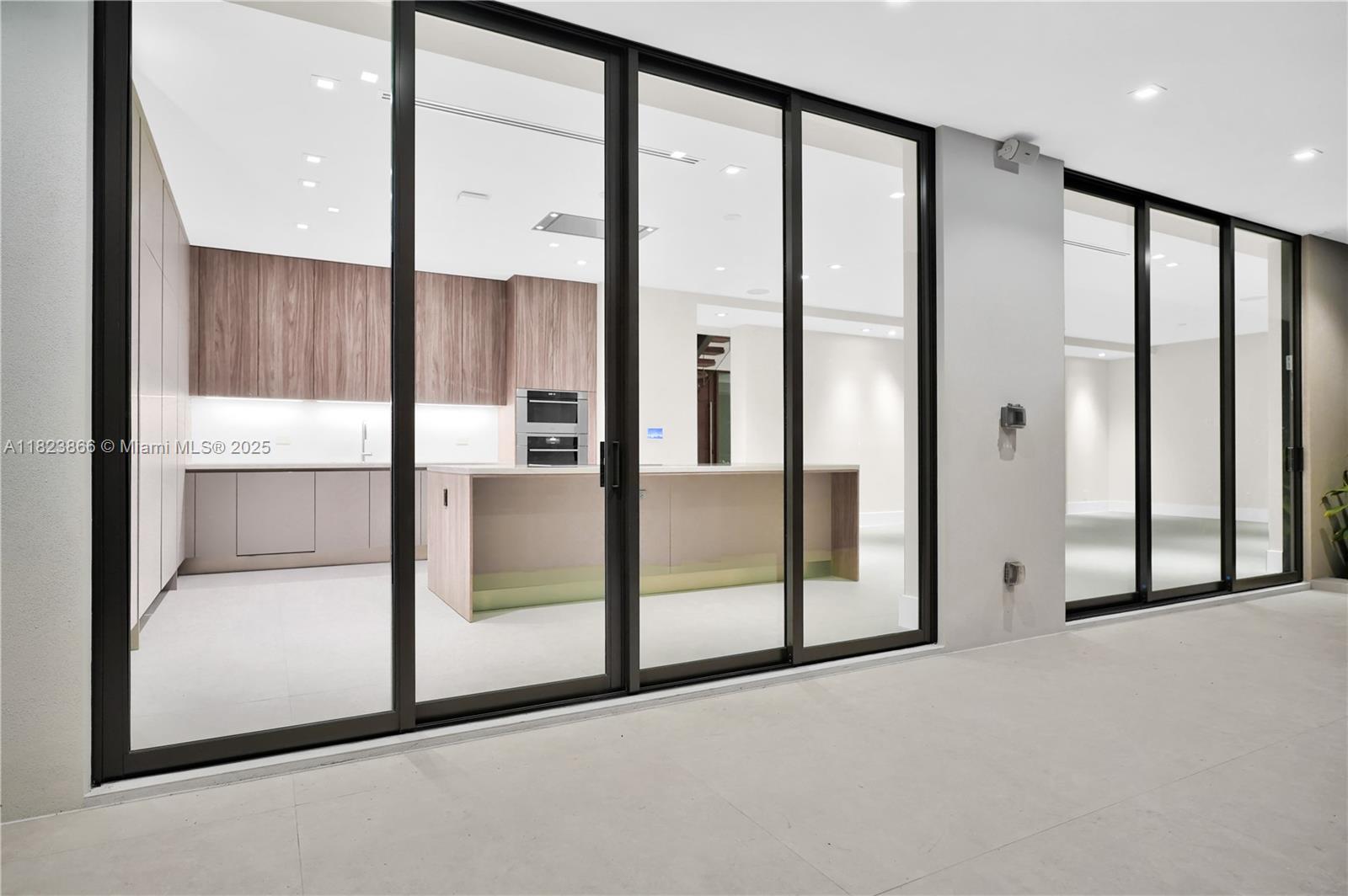 100 Hampton Ln Key Biscayne, FL 33149 100 Hampton Ln Key Biscayne, FL 33149