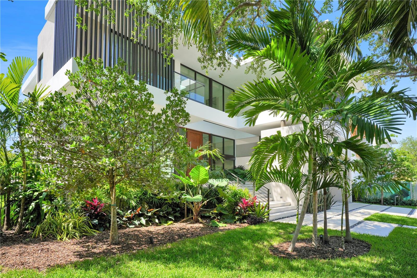 100 Hampton Ln Key Biscayne, FL 33149 100 Hampton Ln Key Biscayne, FL 33149