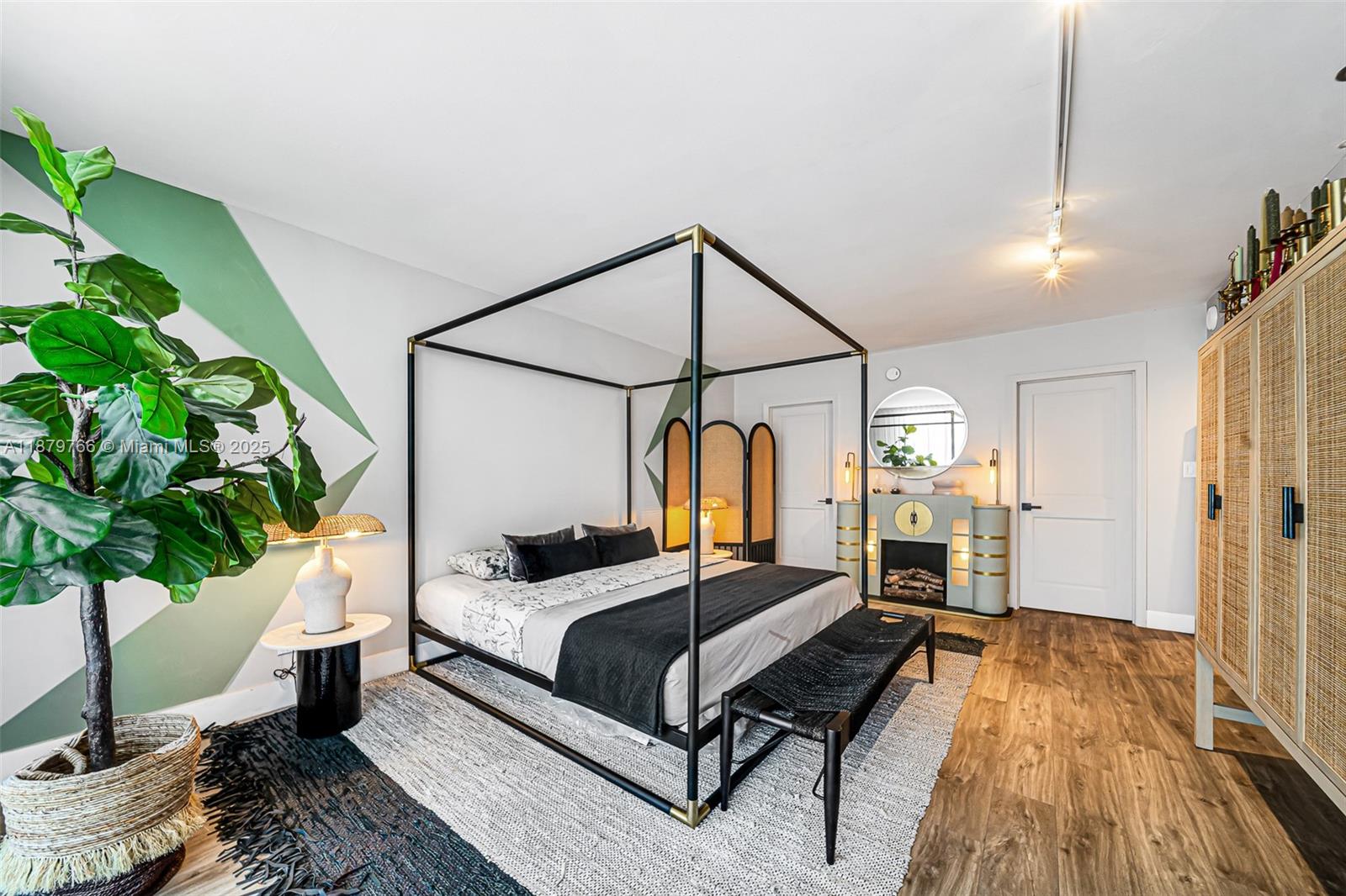 5600 Collins Ave #12E Miami Beach, FL 33140