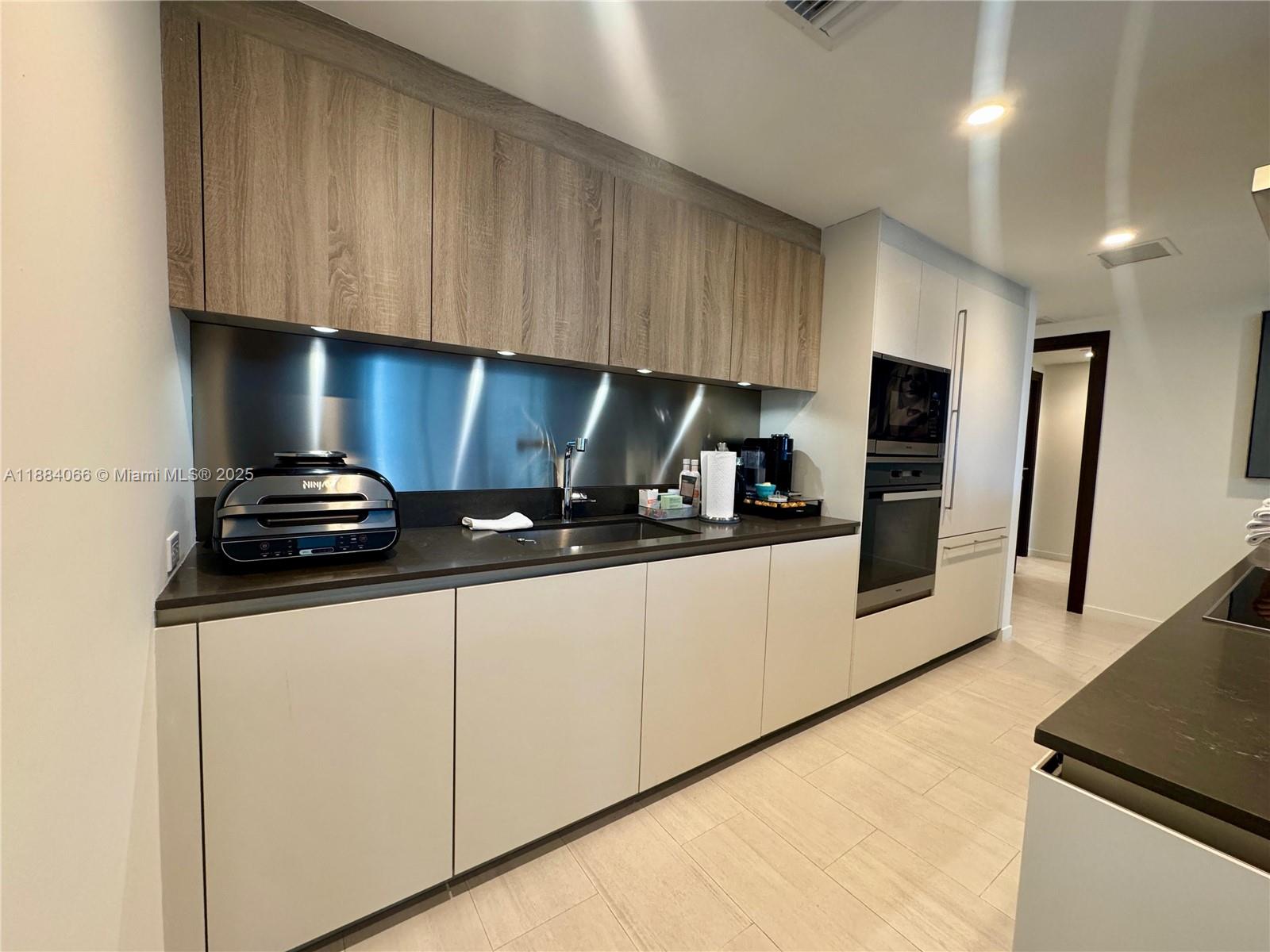 image Brickell Flatiron Condo16