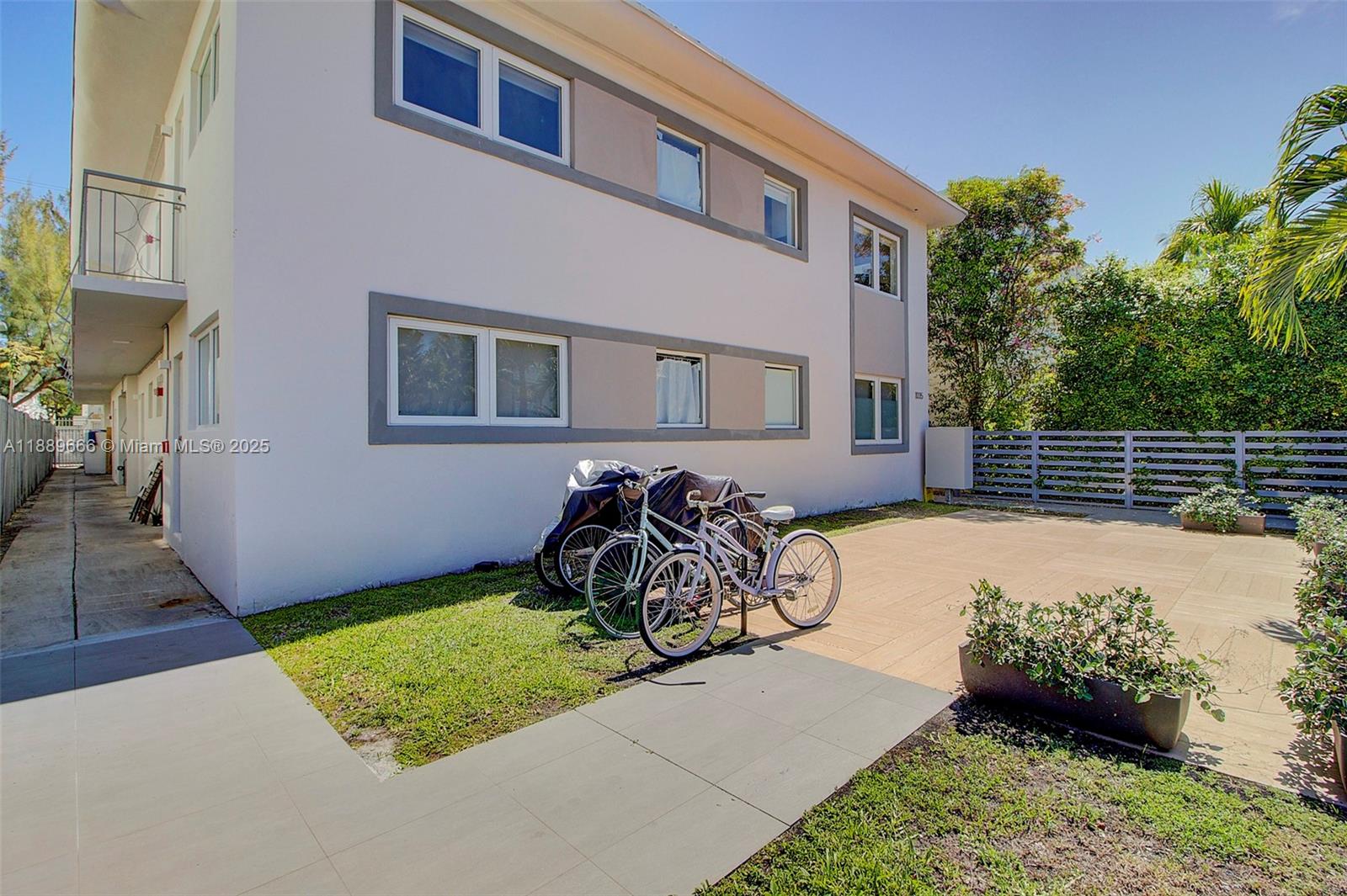 1035 Euclid Ave #18