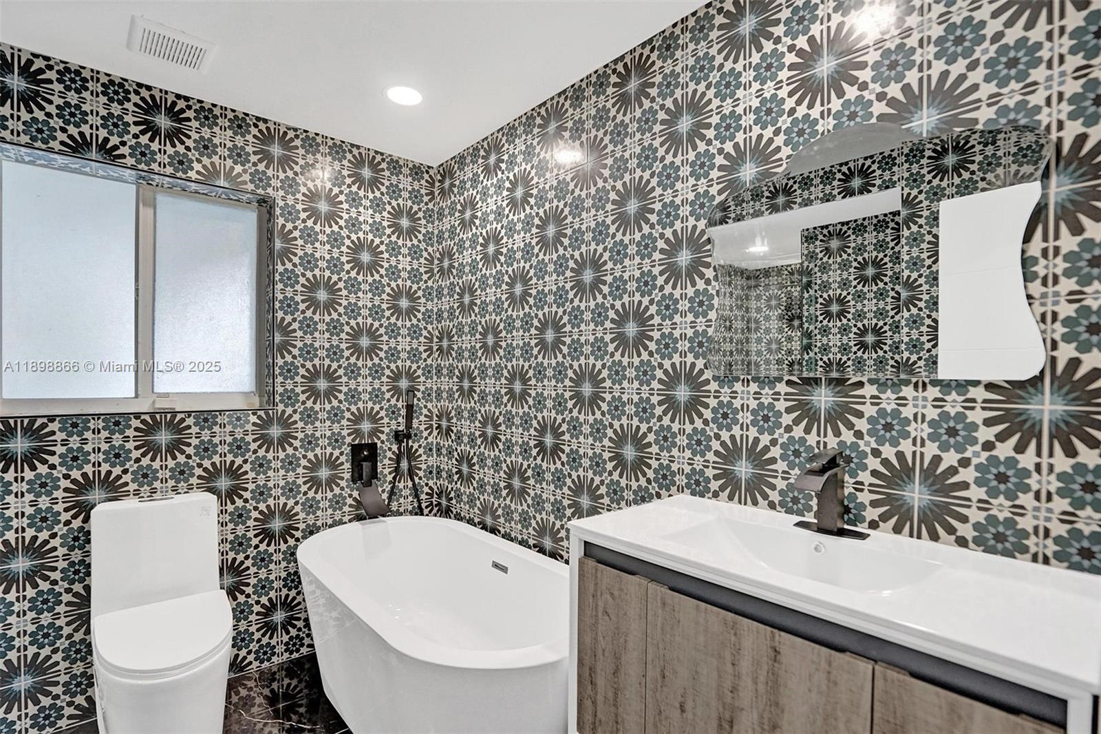 725 Harrison St Hollywood, FL 33019