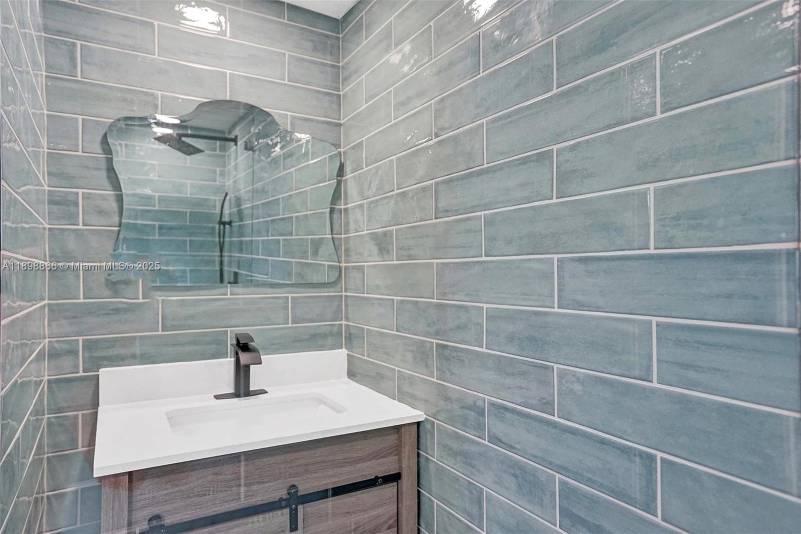 725 Harrison St Hollywood, FL 33019