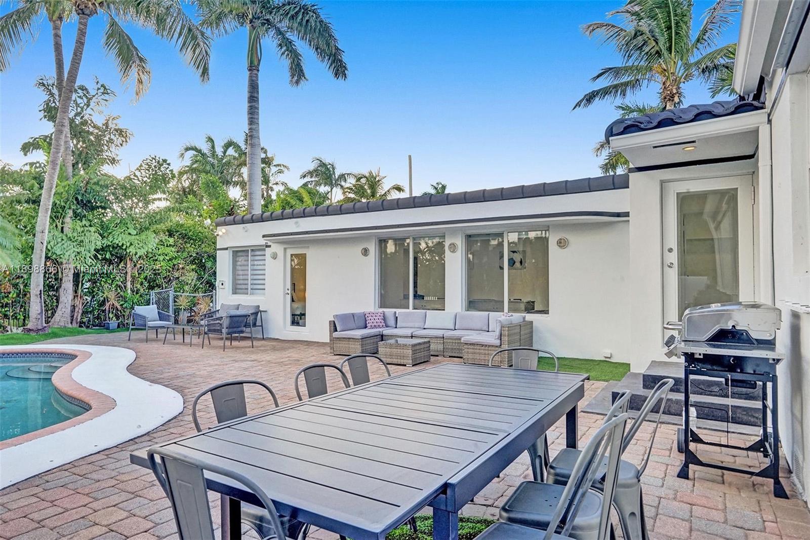 725 Harrison St Hollywood, FL 33019