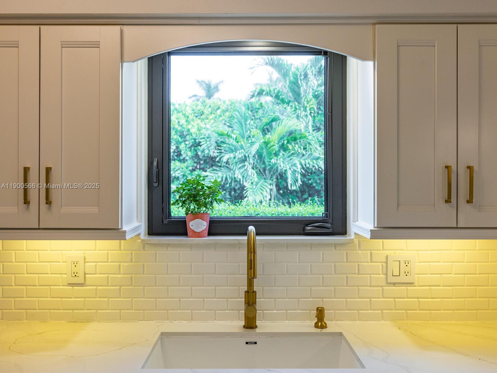 11504 NE 6th Ave Biscayne Park, FL 33161