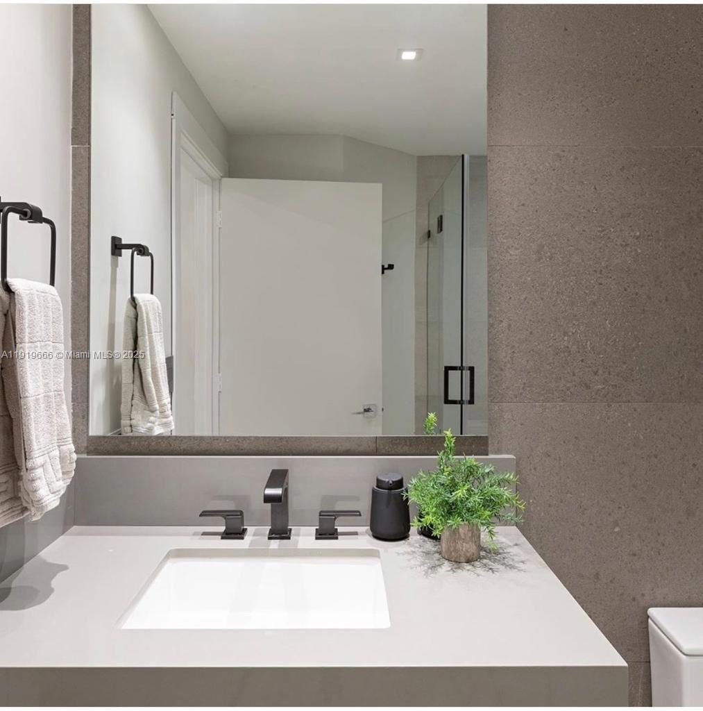 711 Crandon Blvd #401 Key Biscayne, FL 33149