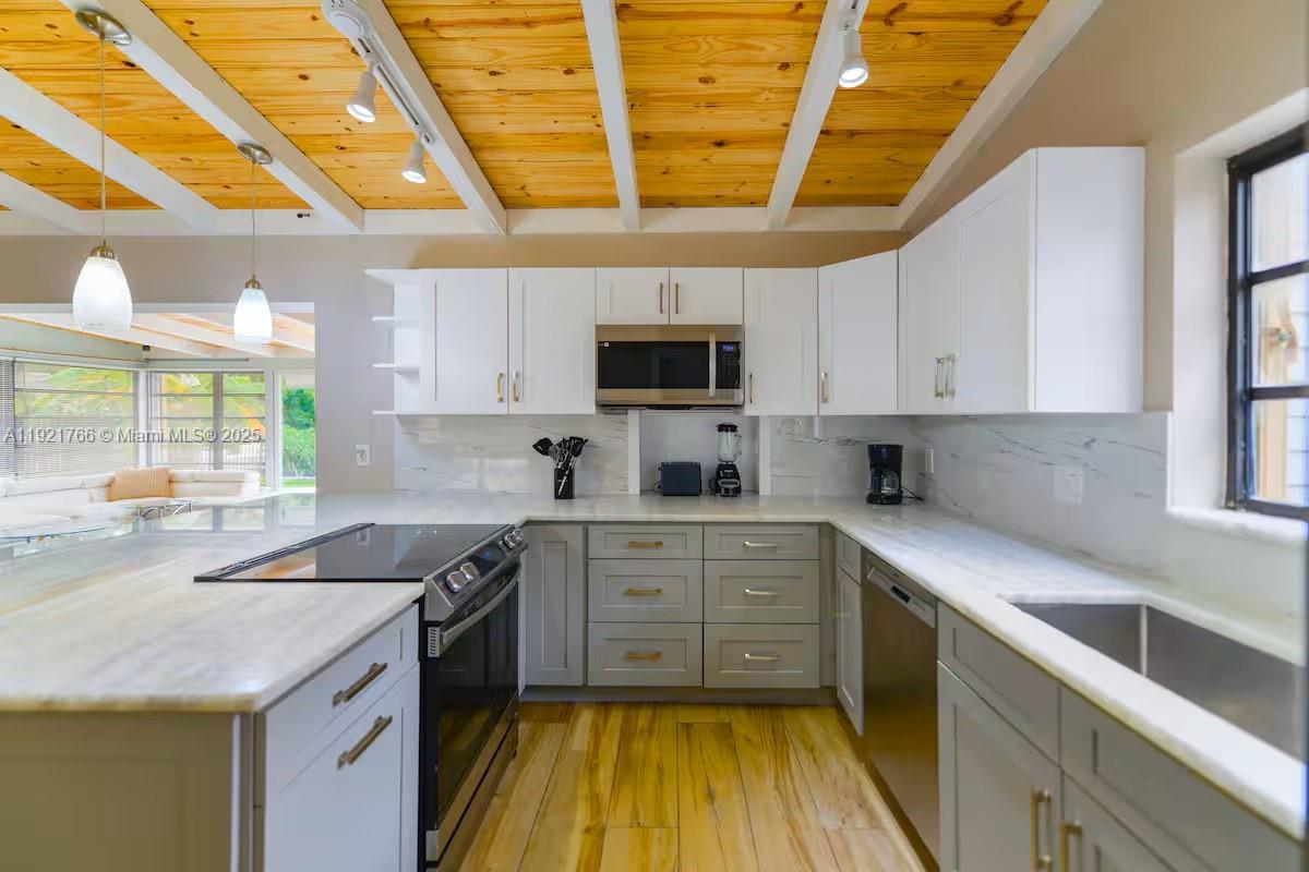 2443 Tortugas Ln Fort Lauderdale, FL 33312