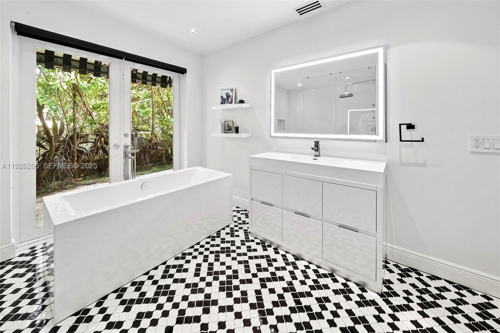 2729 N Bay Rd Miami Beach, FL 33140