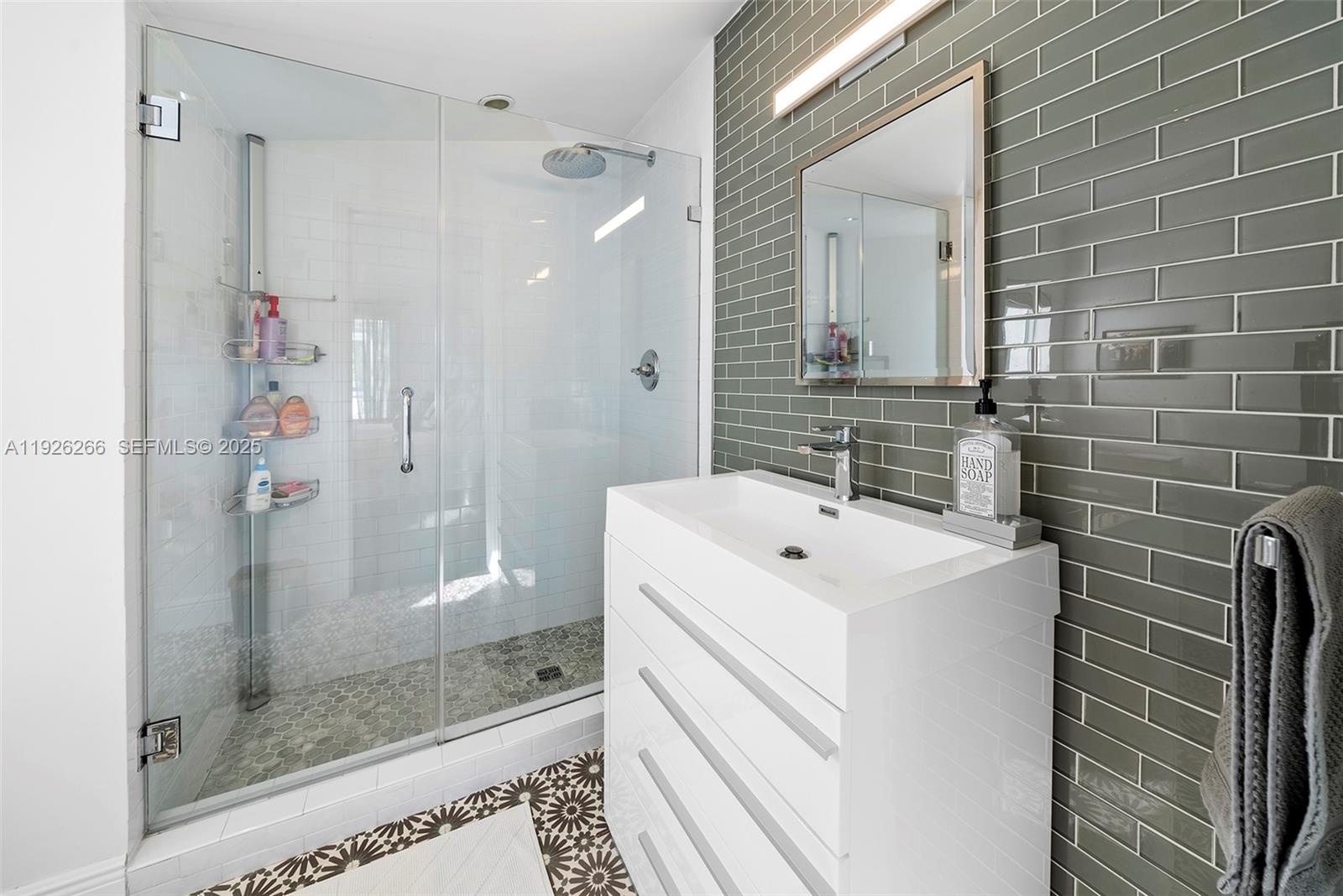 2729 N Bay Rd Miami Beach, FL 33140