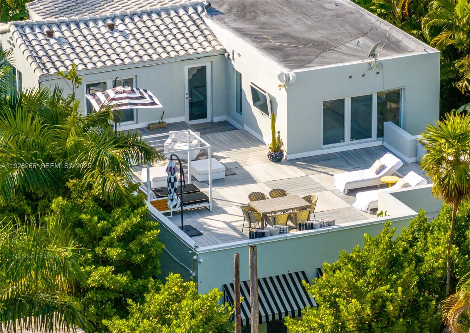 2729 N Bay Rd Miami Beach, FL 33140