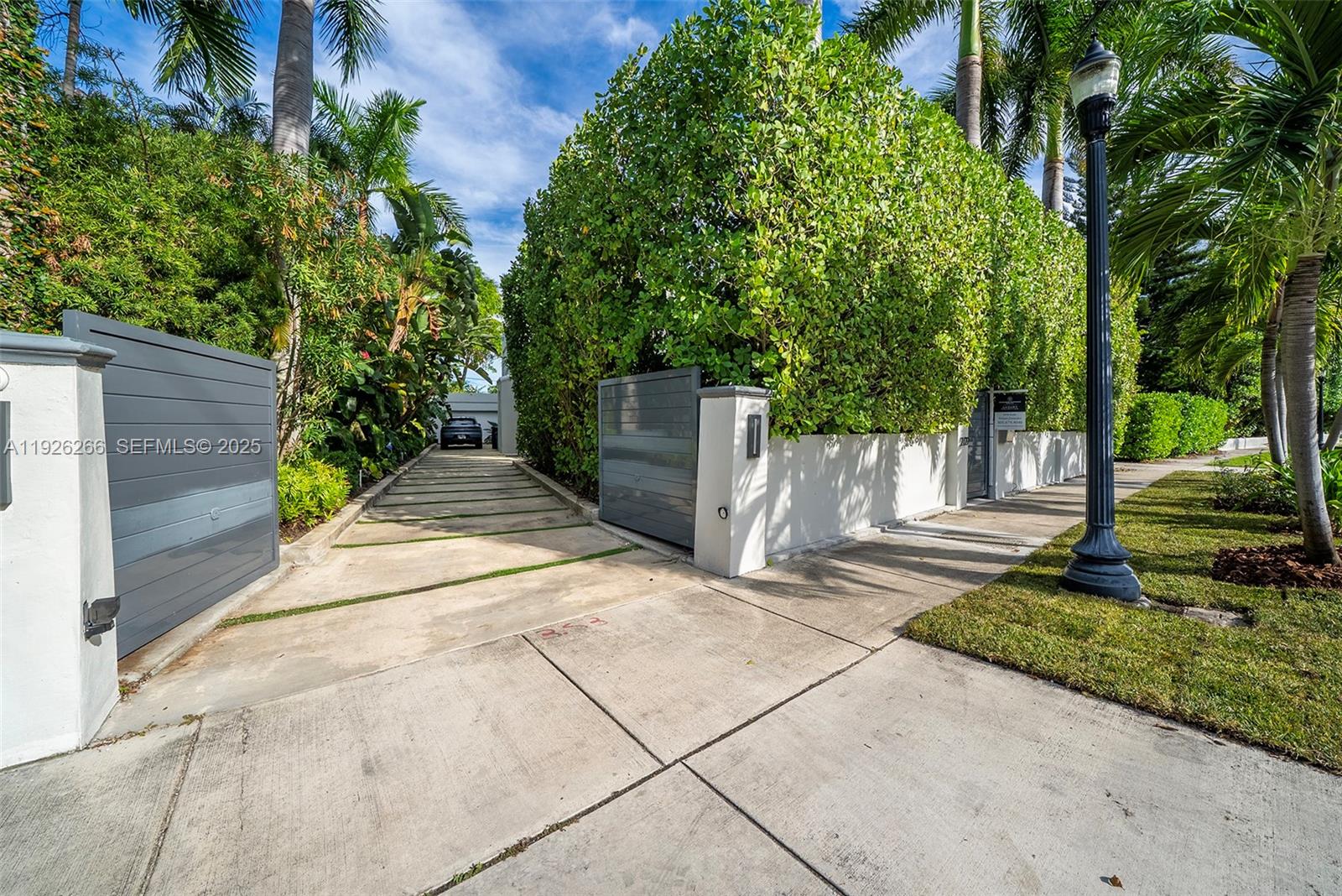 2729 N Bay Rd Miami Beach, FL 33140