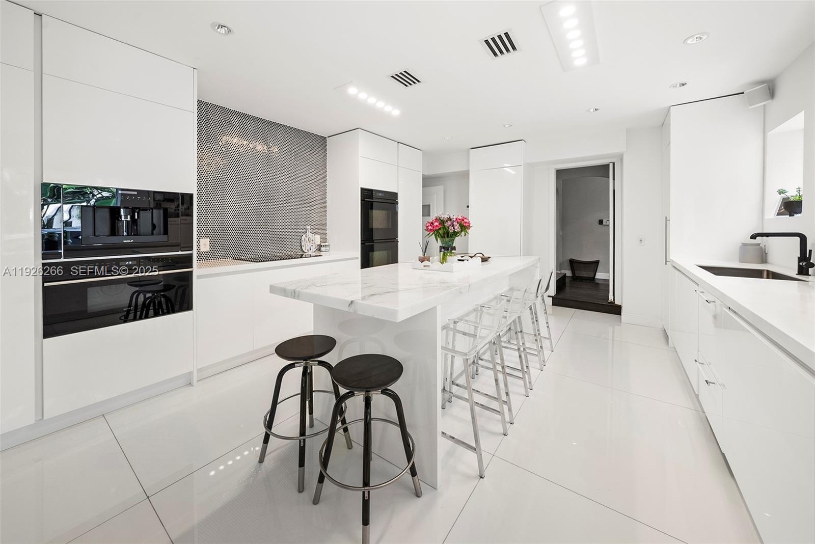 2729 N Bay Rd Miami Beach, FL 33140