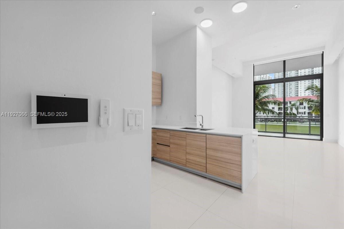 3250 NE 188th St #103