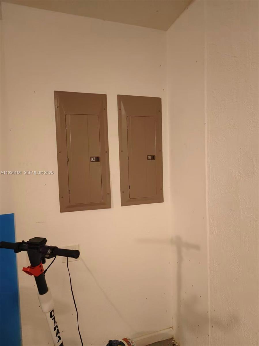 1035 Waterside Cir Weston, FL 33327