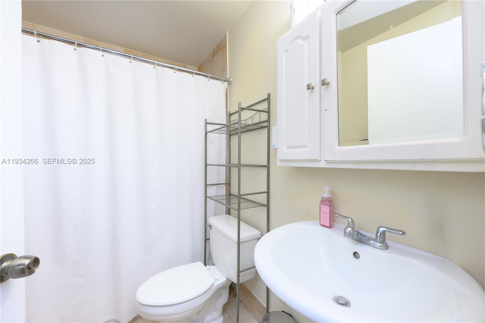 30 SW 57th Ct Miami, FL 33144