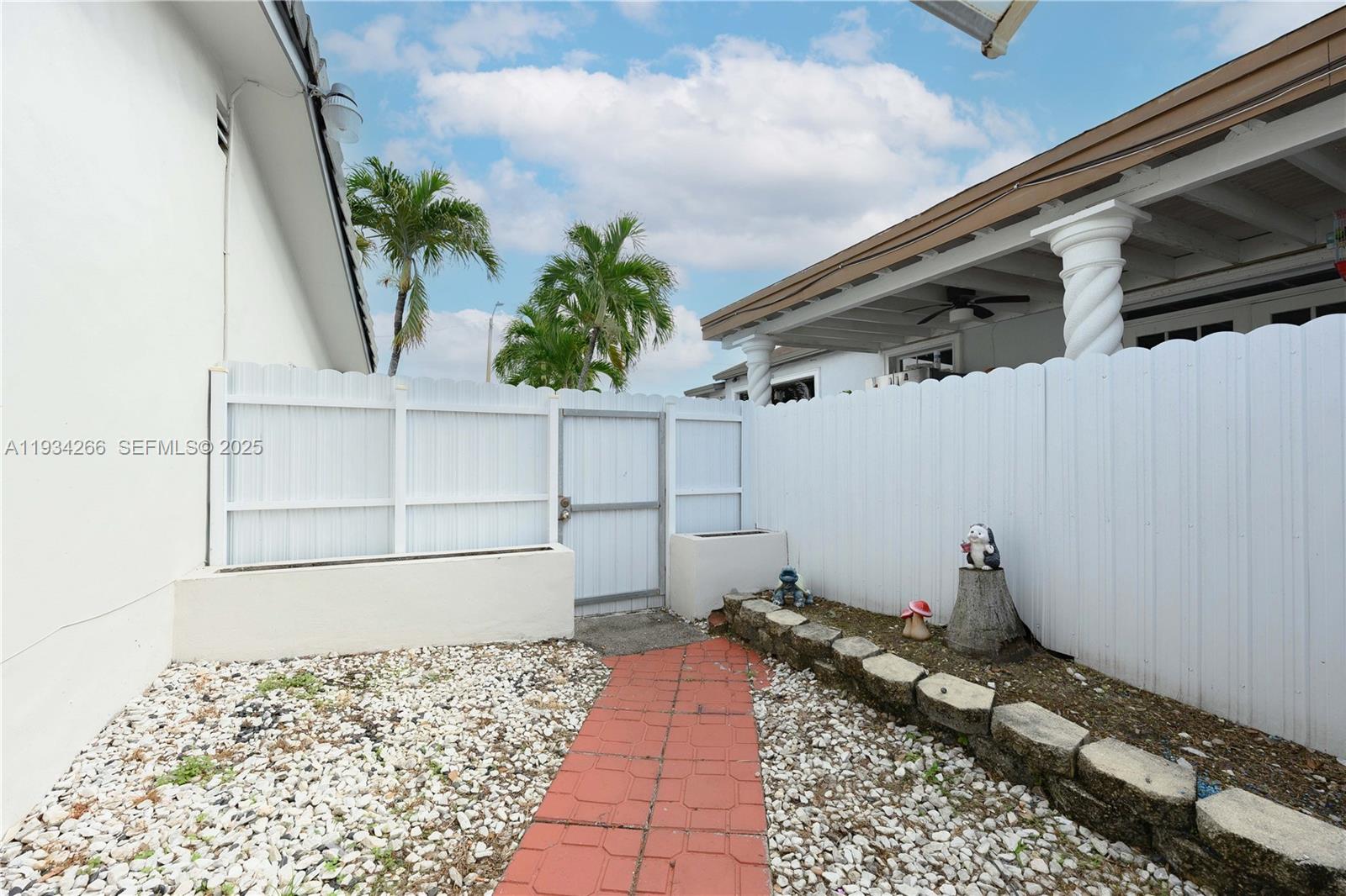 30 SW 57th Ct Miami, FL 33144