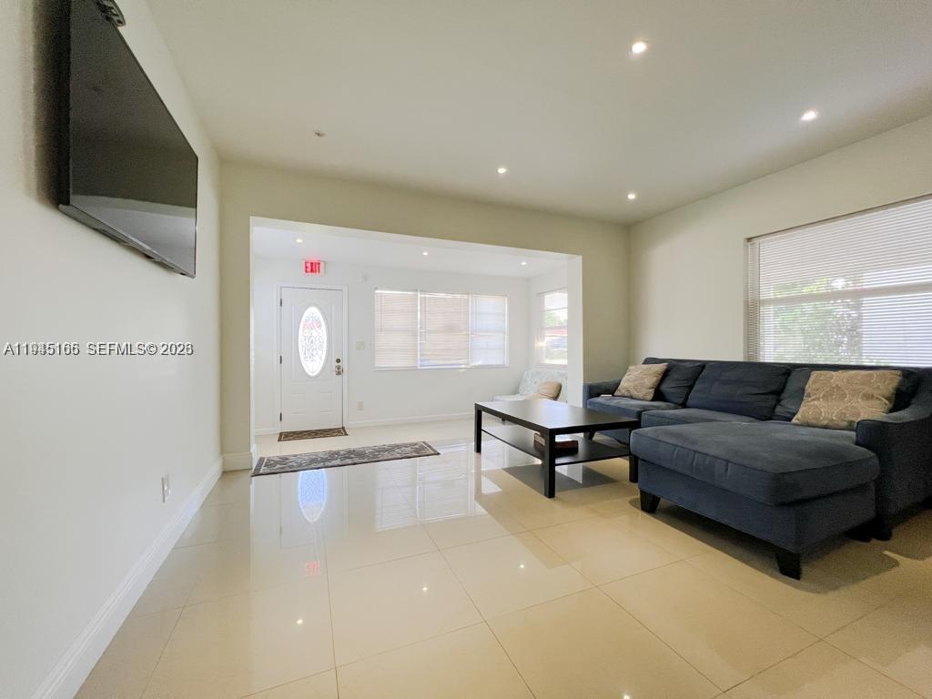 2539 Thomas St Hollywood, FL 33020