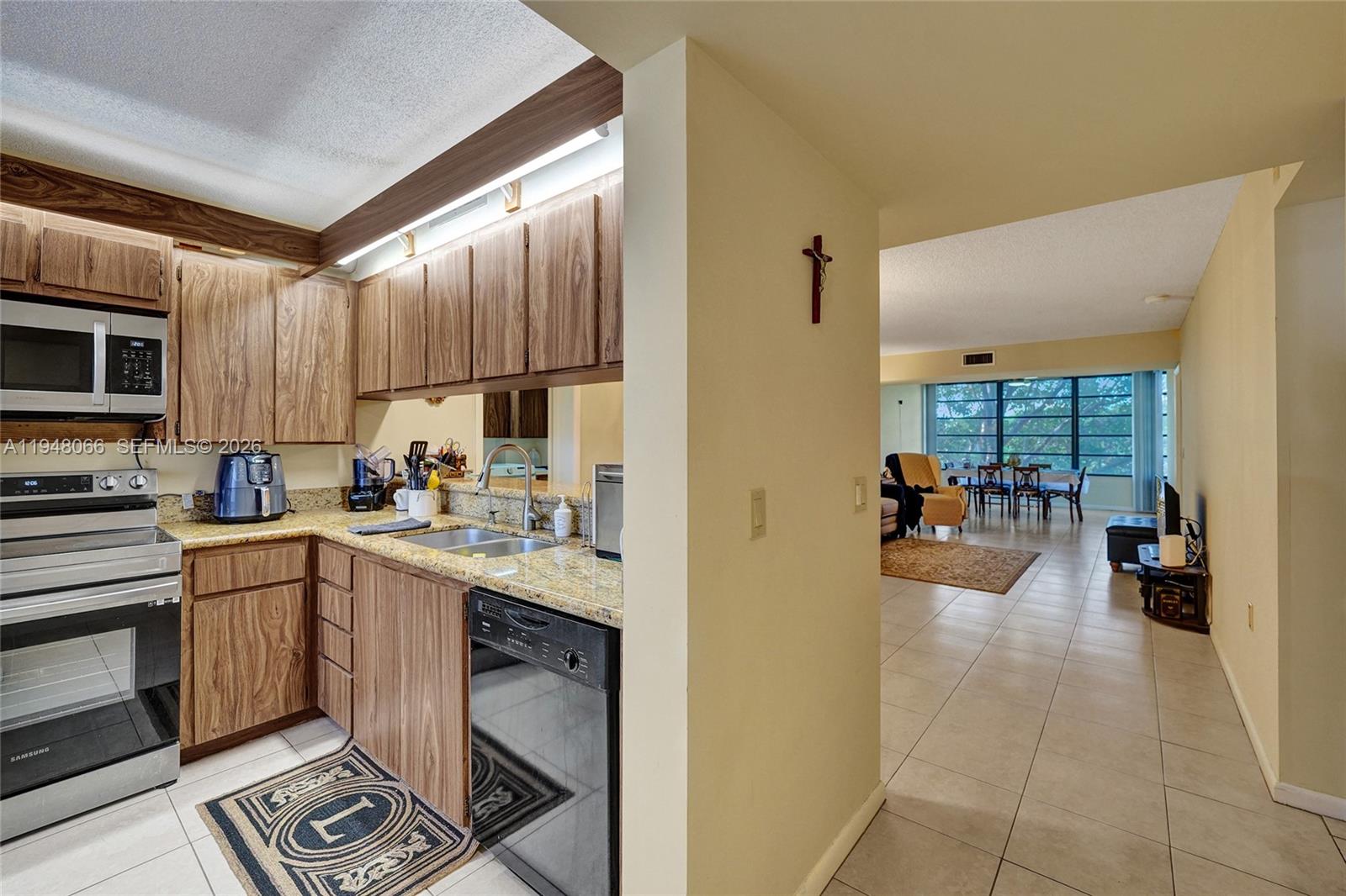 1713 Whitehall Dr #304 Davie, FL 33324