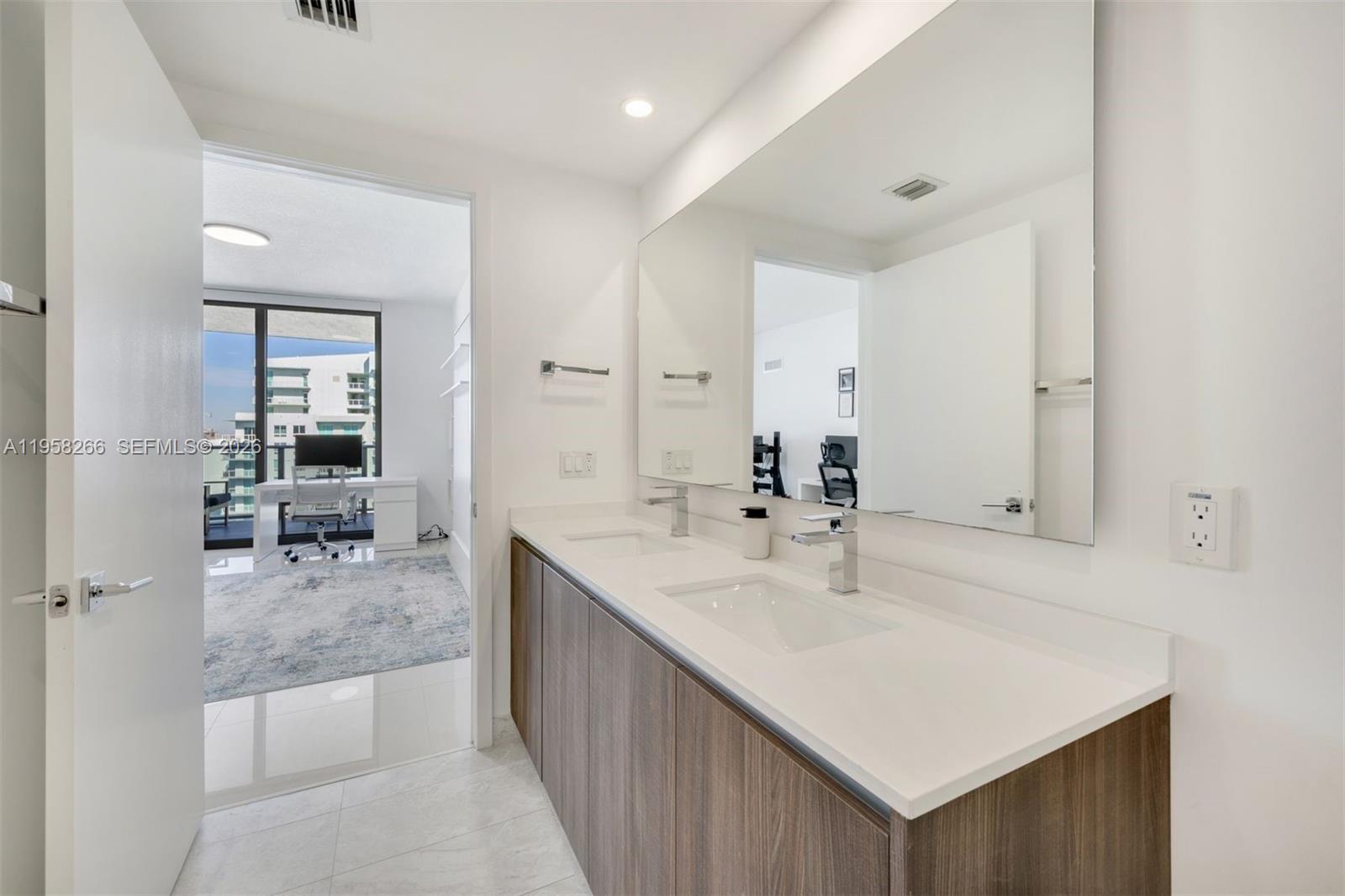 image Aria on the Bay25